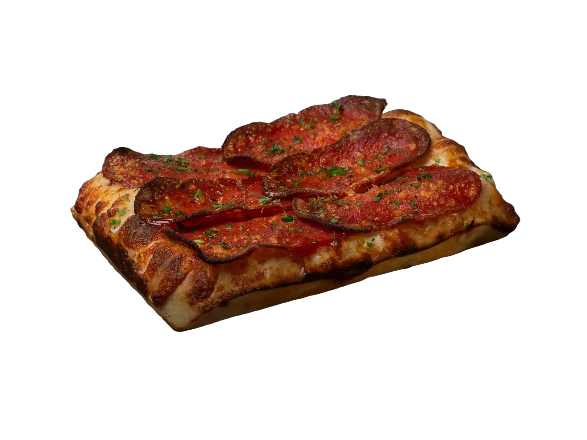 Csípős szalámis  pizza fekete háttér előtt, paradicsomos alappal, aranybarnára sült tésztával és friss zöld fűszerrel megszórva.