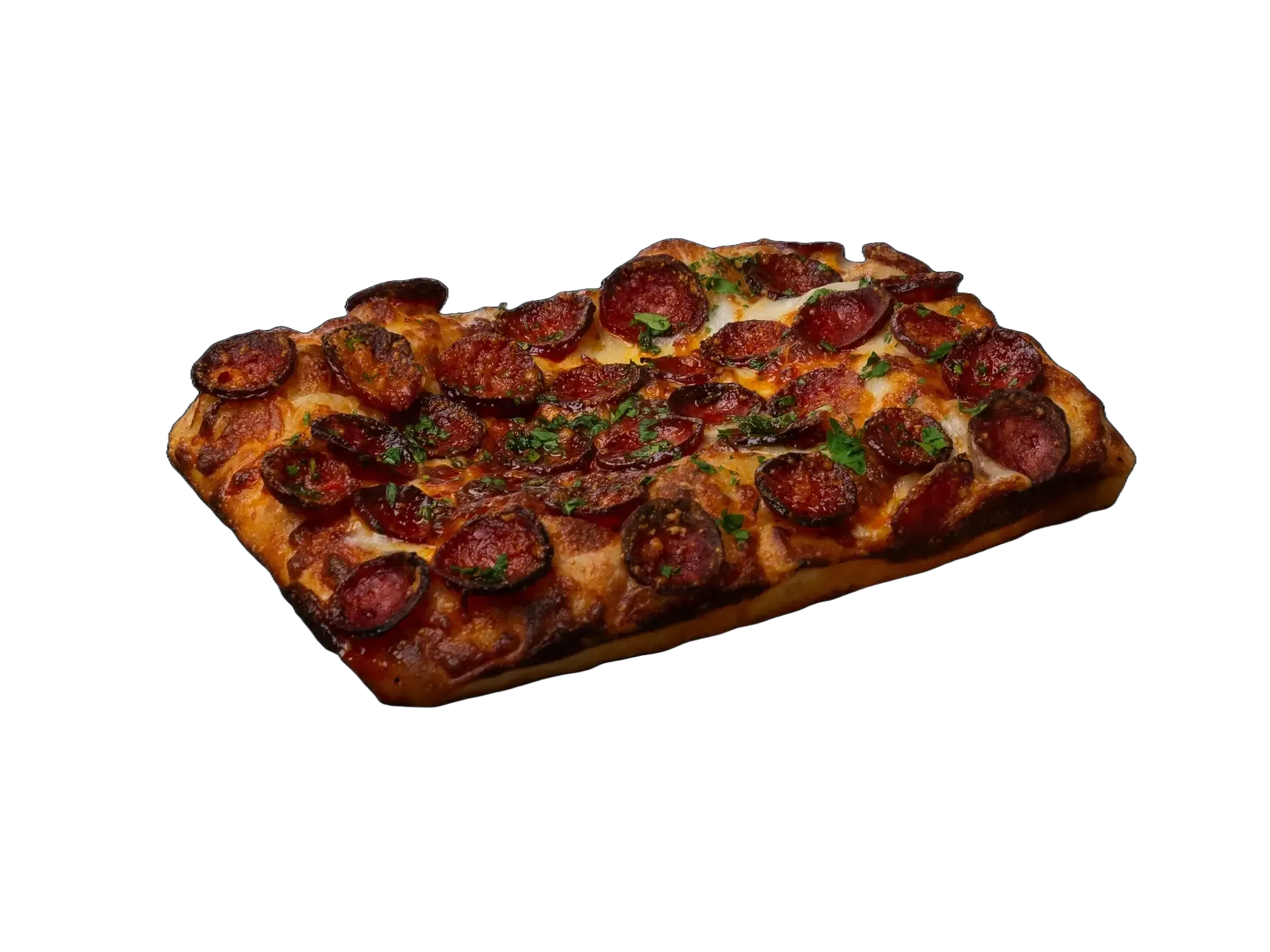 Kolbászos pizza ropogós aranybarnára sült tésztával, friss zöld fűszerrel megszórva.